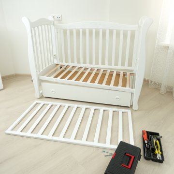 Setting up an adjustable crib
